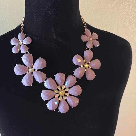 Elegant Floral Statement Necklace in Purple and Gold - Picture 5 of 6